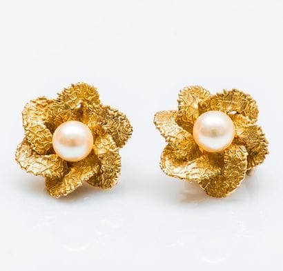 Paire de clips d’oreilles fleurs en or jaune...