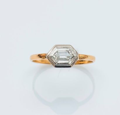 CARTIER

Bague en or jaune et or gris 18...