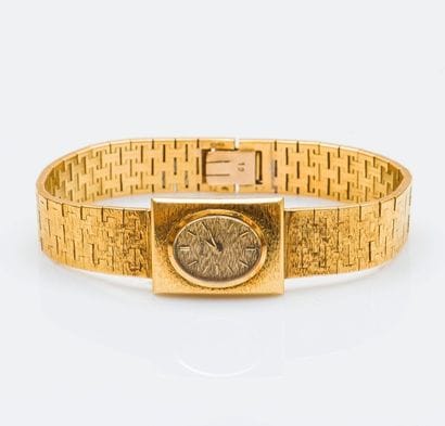 Cadran signé PIAGET

Montre de dame en or...