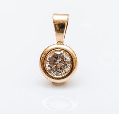 Pendentif solitaire en or jaune 18 carats...