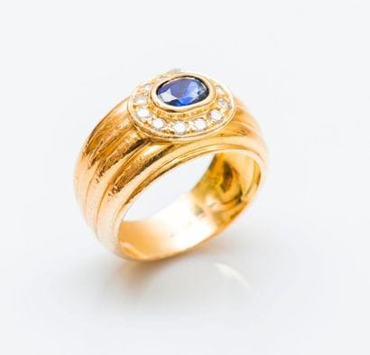 Bague jonc godronnée en or jaune 18 carats...