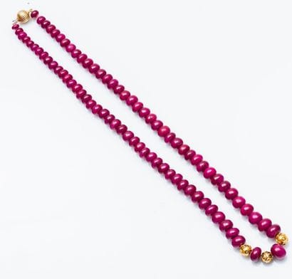 Collier en chute composé de perles de corindons...