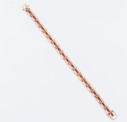 Bracelet ligne articulé en or jaune 14 carats...