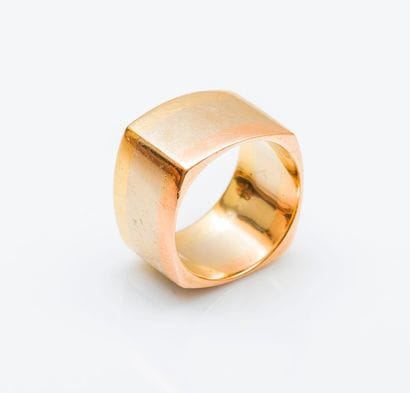 GUCCI

Bague bandeau carrée en or rose, gris...