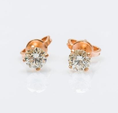 Paire de puces d’oreilles en or rose 18 carats...