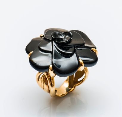 CHANEL

Bague «Camélia» en or jaune 18 carats...