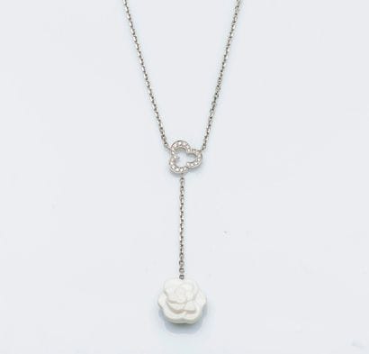 CHANEL

Collier «Camélia» en or gris 18 carats...