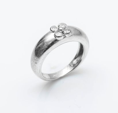 VAN CLEEF AND ARPELS

Bague jonc bombée en...