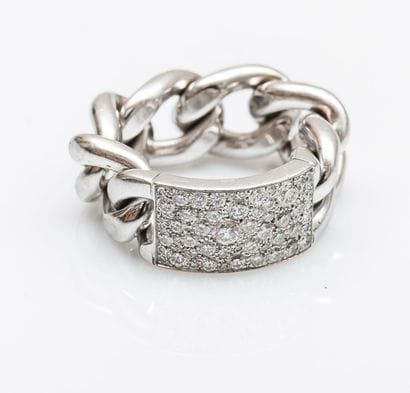 DIOR

Bague gourmette en or gris 18 carats...