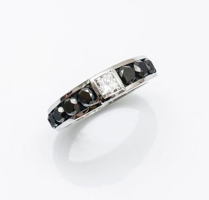 Alliance en or gris 18 carats (750 millièmes)...