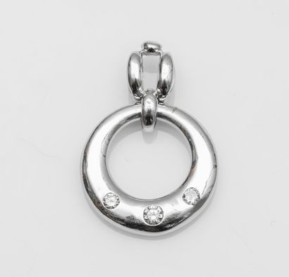 Pendentif de forme ronde ajouré en or gris...