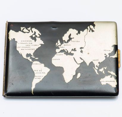 Étui à cigarettes en métal orné d’une cartographie...