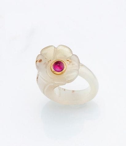 Bague en calcédoine blanche formant une fleur...