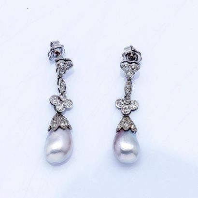 Paire de pendants d’oreilles en platine (950...