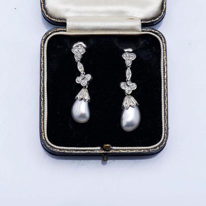 Paire de pendants d’oreilles en platine (950...