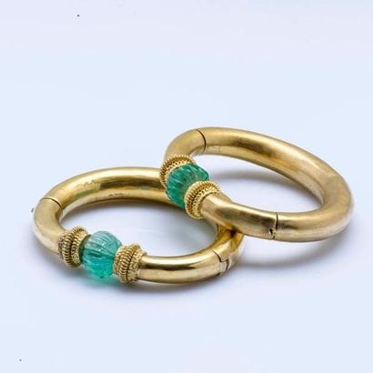 Paire de bracelets joncs ouvrant en or jaune...
