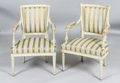 Paire de fauteuils en bois relaqué gris mouluré...