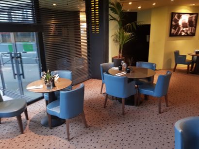 
Mobilier de restauration comprenant :

	1...