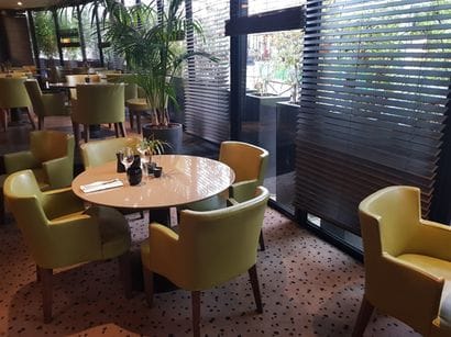 
Mobilier de restauration comprenant :

	1...