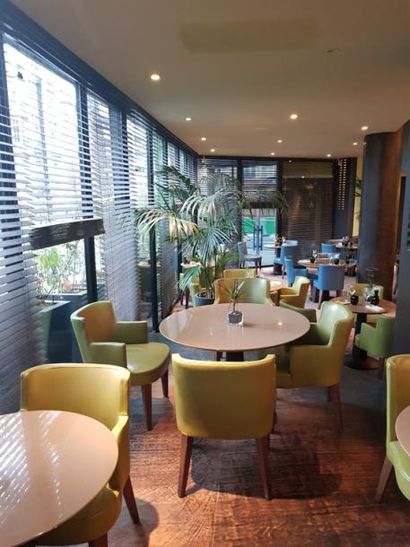 
Mobilier de restauration comprenant :

	1...