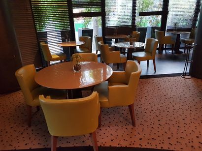 
Mobilier de restauration comprenant :

	1...