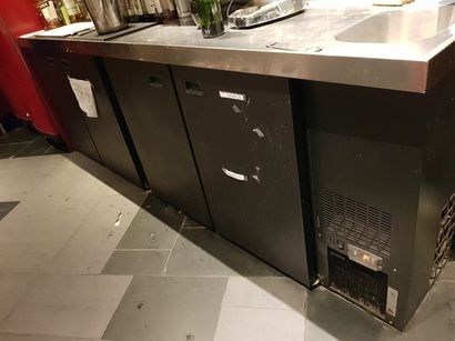 
Mobilier de restauration comprenant :

	1...
