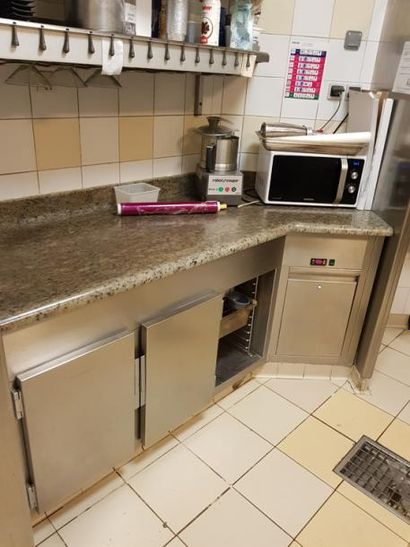 
Mobilier de restauration comprenant :

	1...