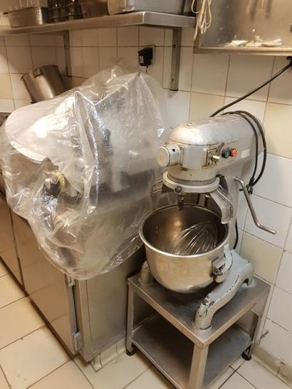 
Mobilier de restauration comprenant :

	1...