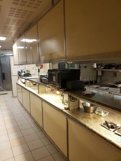 
Mobilier de restauration comprenant :

	1...