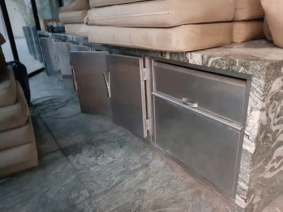 
Mobilier de restauration comprenant :

	1...