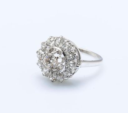 Bague fleur en platine (950 millièmes) et...