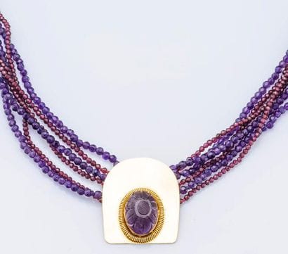 Collier formé de six rangs d’améthystes facettées...