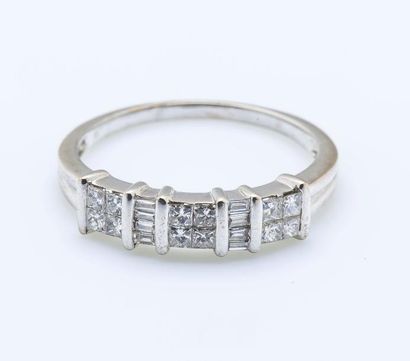 Demi-alliance en or gris 18 carats (750 millièmes)...