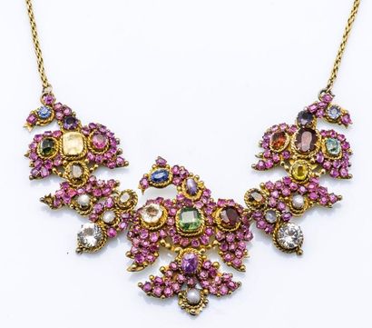 Collier en métal formé d’une chaîne à maille...