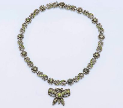 Collier en argent (925 millièmes) formant...