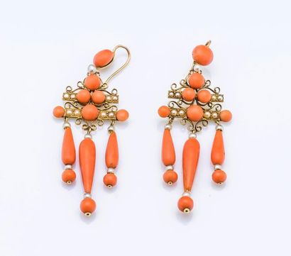 Paire de pendants d’oreilles en or jaune...