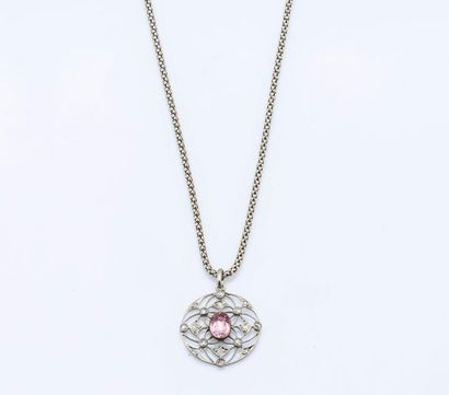 Chaîne et pendentif en or gris 18 carats...