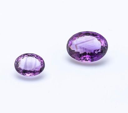Lot de deux améthystes ovales pesant 10,23...