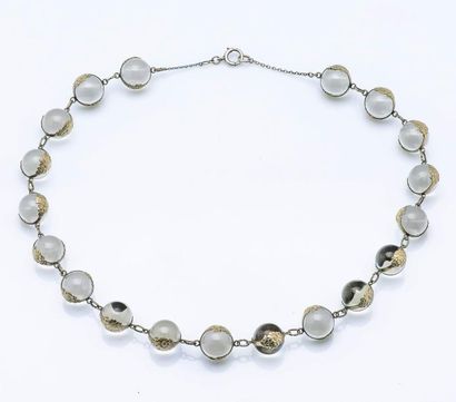 Collier en métal orné de boules de cristal...