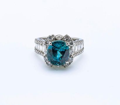 Bague fleur en or gris 18 carats (750 millièmes)...