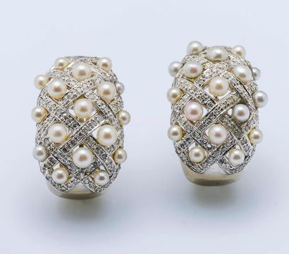 Paire de boucles d’oreilles en or gris 18...
