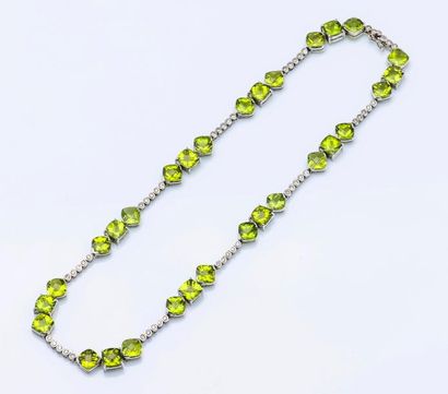 Collier en or gris 18 carats (750 millièmes)...