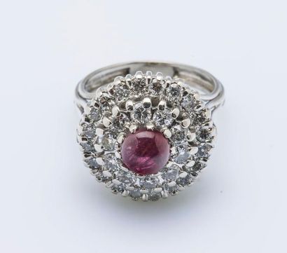 Bague fleur en or gris 18 carats (750 millièmes)...