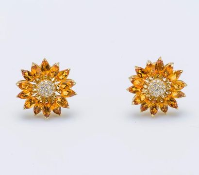 ASPREY
Paire de boucles d’oreilles tournesol...
