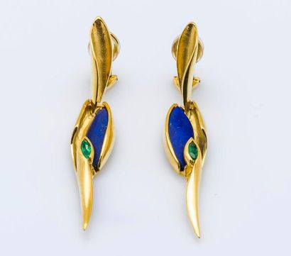 Paire de pendants d’oreilles en or jaune...