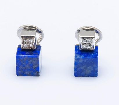 Paire de boucles d’oreilles en or gris 18...