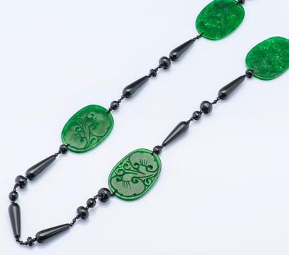 Sautoir de perles de verre noir alternées...