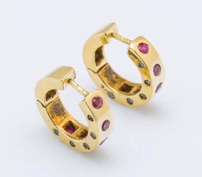 Paire de petites créoles en or jaune 18 carats...