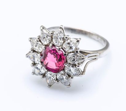 Bague fleur en or gris 18 carats (750 millièmes)...