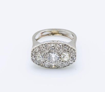 Bague en platine (950 millièmes) le chaton...